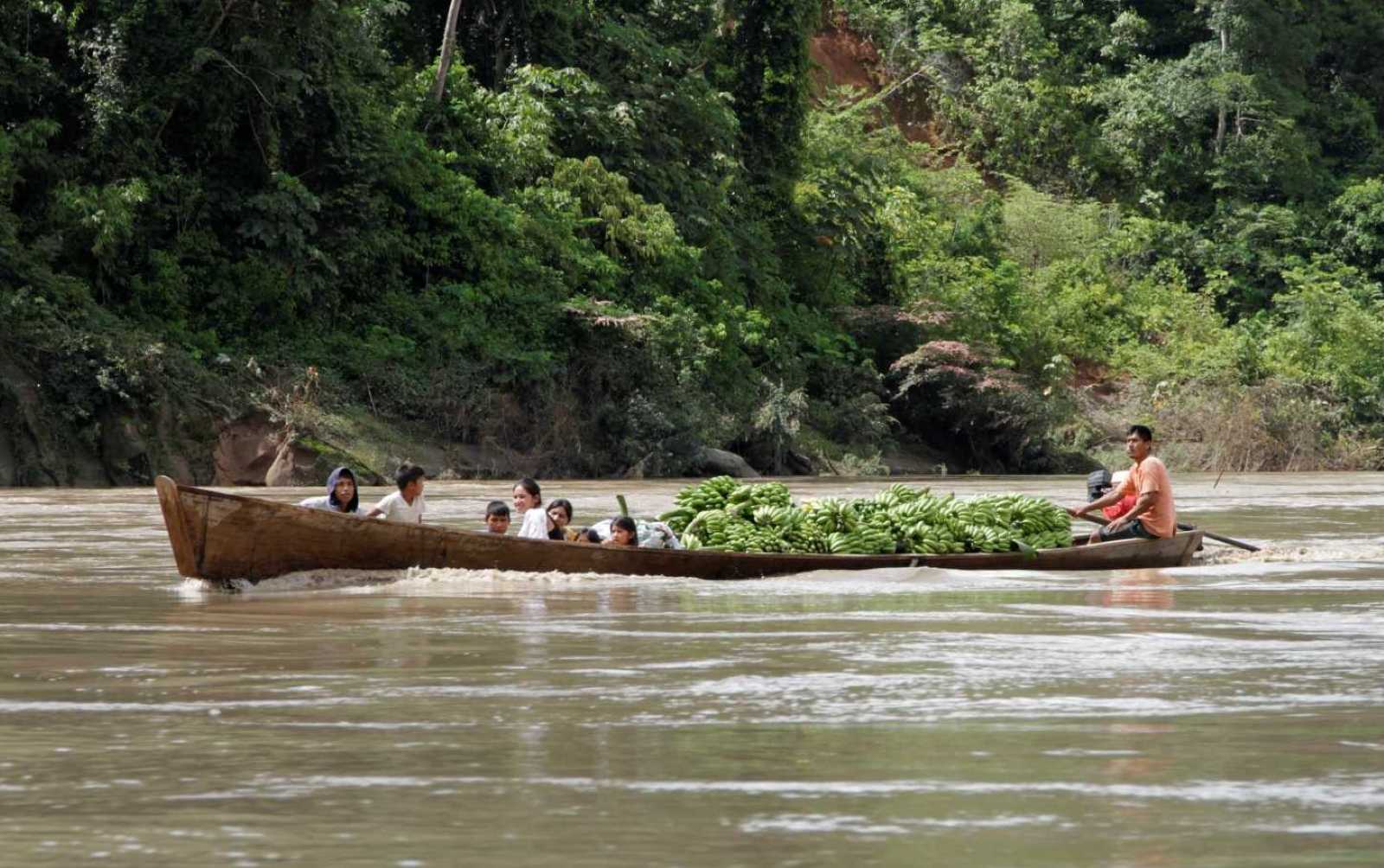 Transport on the Río Beni: the people of Asunción de Quiquibey sell their goods at the Rurrenabaque market.