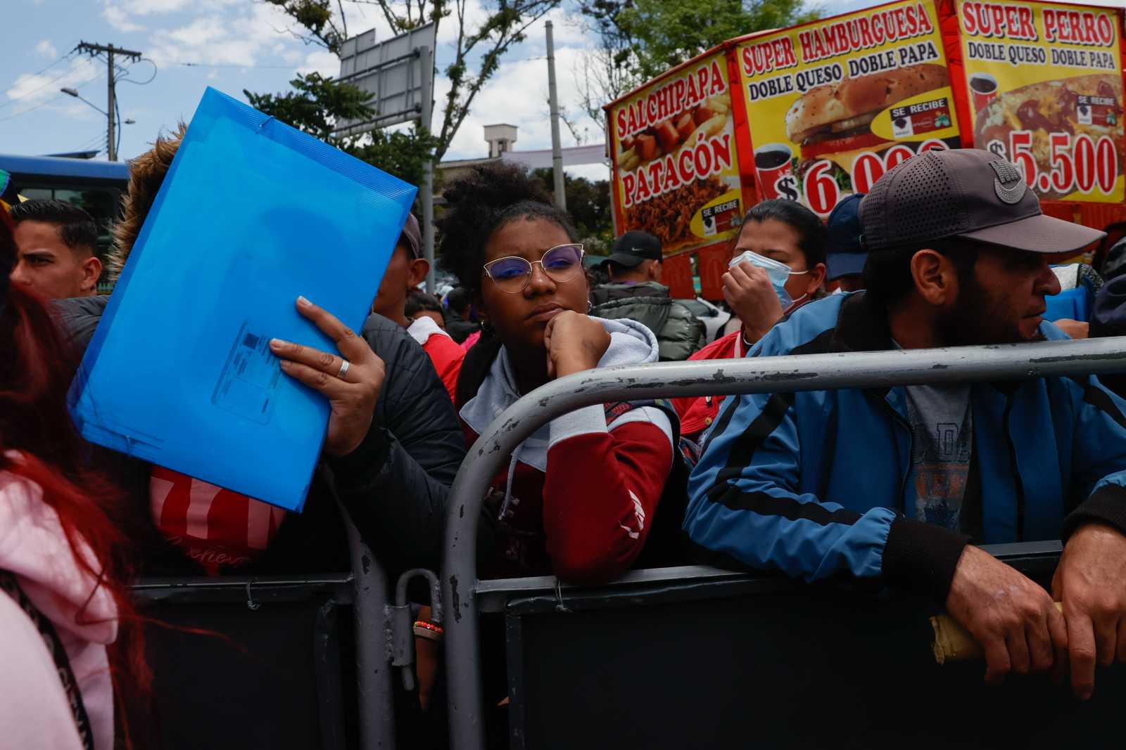Venezuelan migrants awaiting the issuance of the Special Stay Permit by the Colombian government in Bogotá in 2023. 