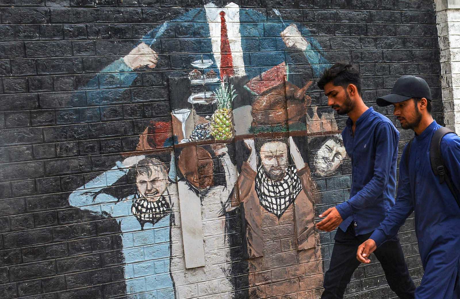 Ein Mural an einer Wand der Punjab University in Lahore, Pakistan, versinnbildlicht die Bürde der Armen, die den Lebensstil der Elite schultern.