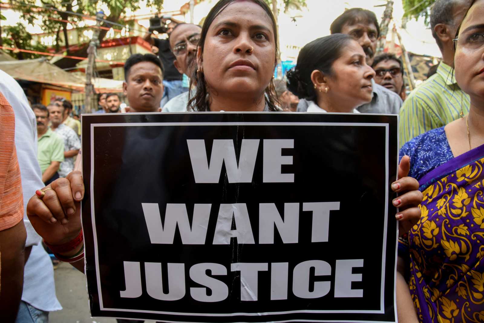 Gewalt gegen Frauen ist in Indien ein immer wiederkehrendes Problem. Im August gingen Demonstrant*inen in Kalkutta auf die Straße, nachdem eine junge Ärztin vergewaltigt und ermordet worden war.