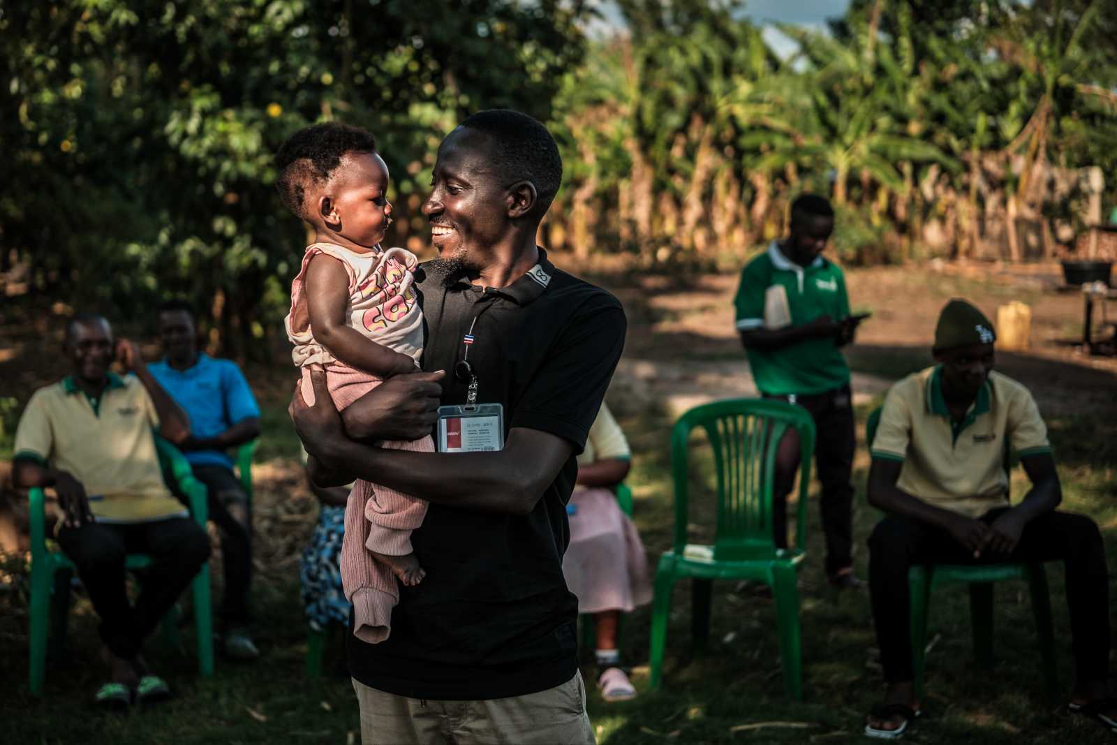 Auch ein „starker Mann“ kann ein liebevolles Verhältnis zu seinen Kindern haben.