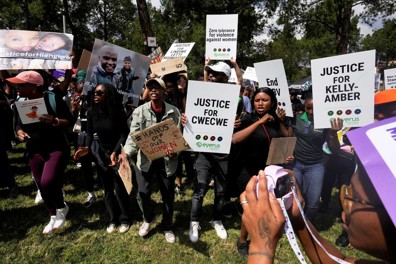 Männer und Frauen protestieren gemeinsam gegen geschlechtsspezifische Gewalt in Pretoria, Südafrika, im April 2025.