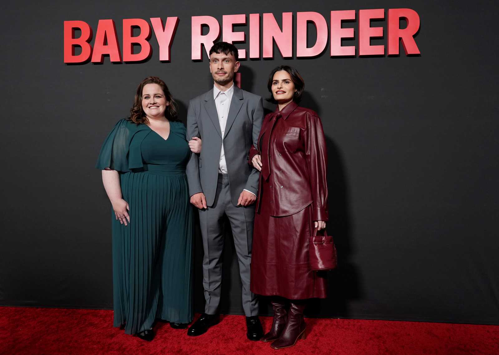 Der schottische Comedian Richard Gadd (Mitte) thematisiert in seiner Miniserie „Rentierbaby“ seine eigenen Erfahrungen mit sexualisierter Gewalt. 