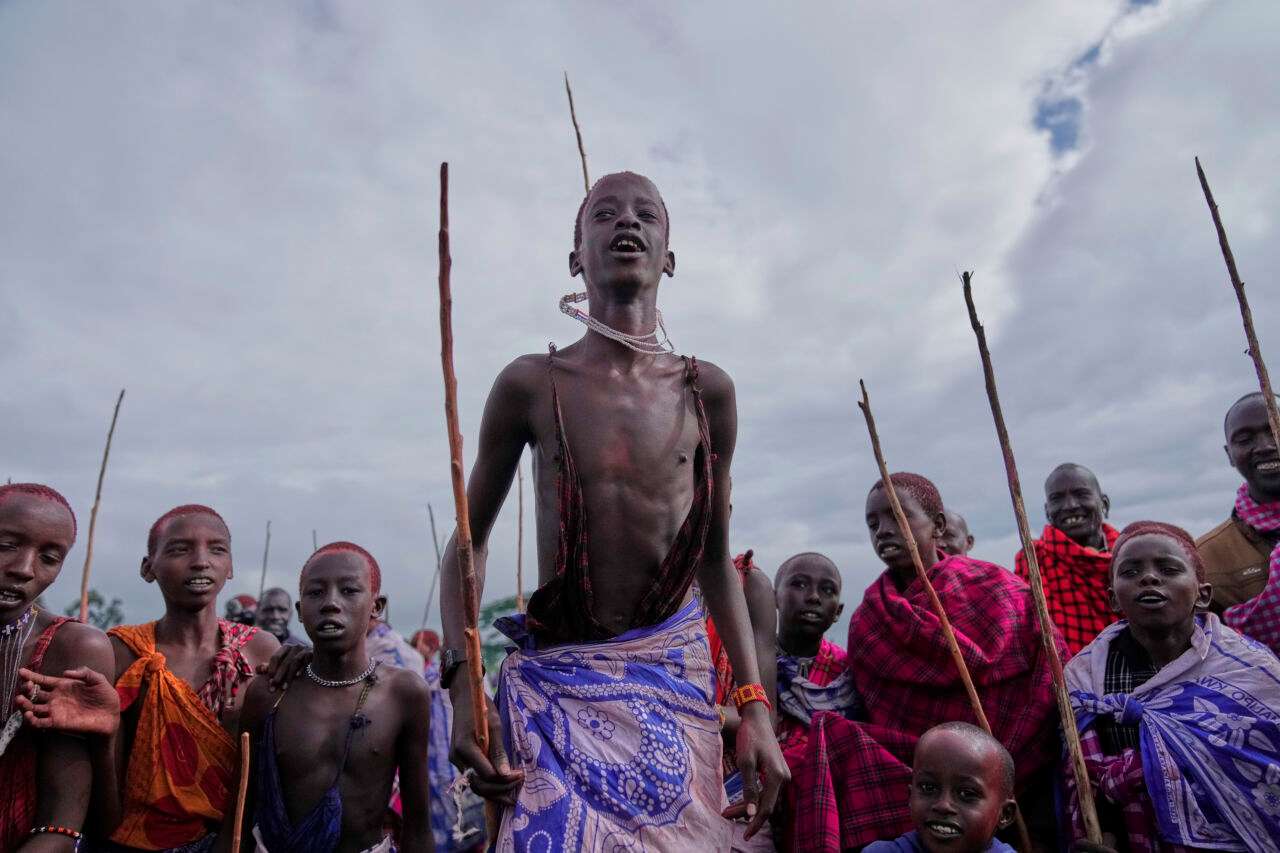 Ein traditioneller Sprungtanz ist Teil der Enkipaata-Zeremonie, einem bis heute praktizierten Übergangsritus für Männer der Maasai.