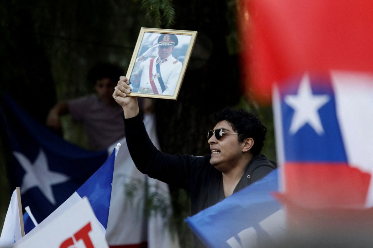Ein Anhänger des rechtsextremen chilenischen Präsidenten José Antonio Kast hält ein Foto des ehemaligen Diktators Augusto Pinochet Ugarte hoch.