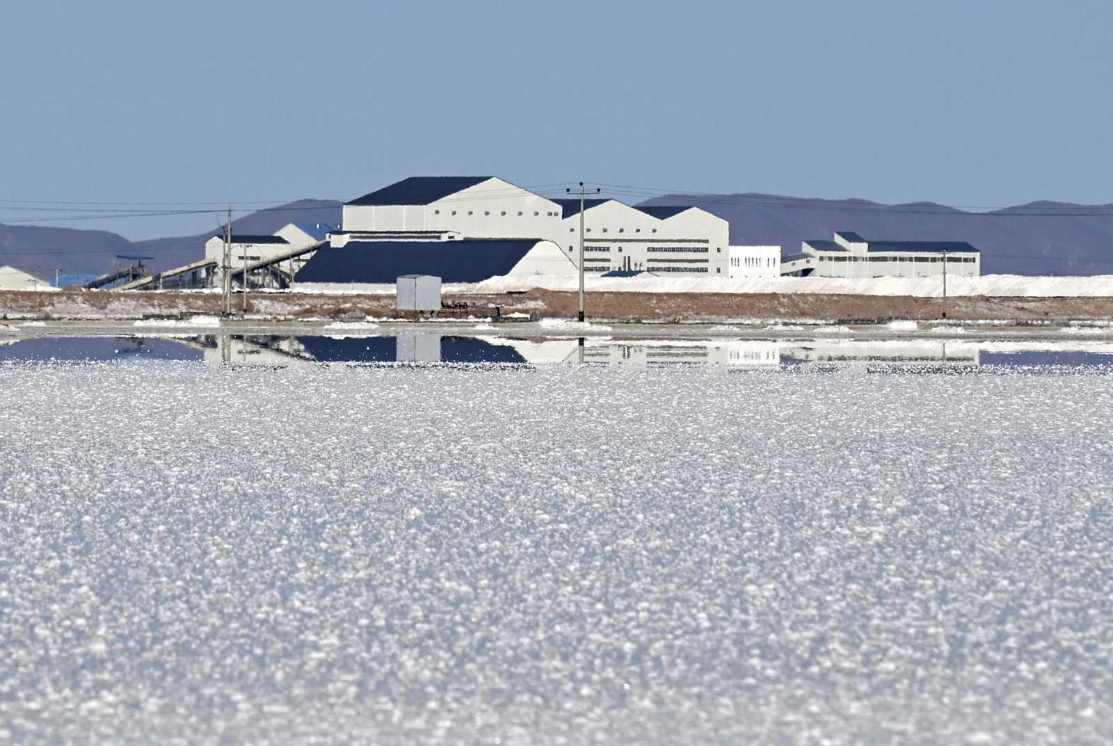 Die bolivianische Anlage zur Lithiumgewinnung Llipi am Salzsee von Uyuni.