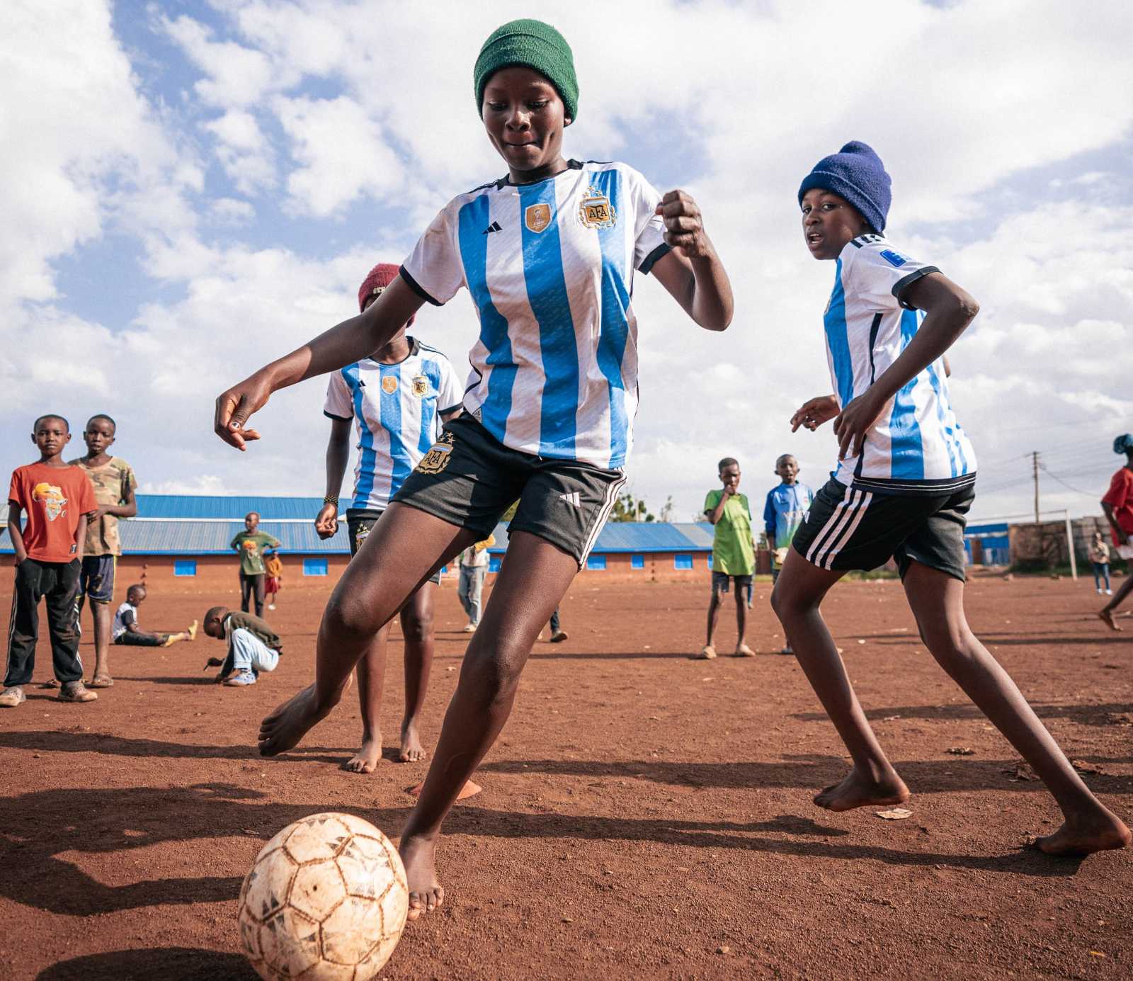 Für Jungs wie Mädchen auf der ganzen Welt bedeutet Fußball auch, Perspektiven zu haben.