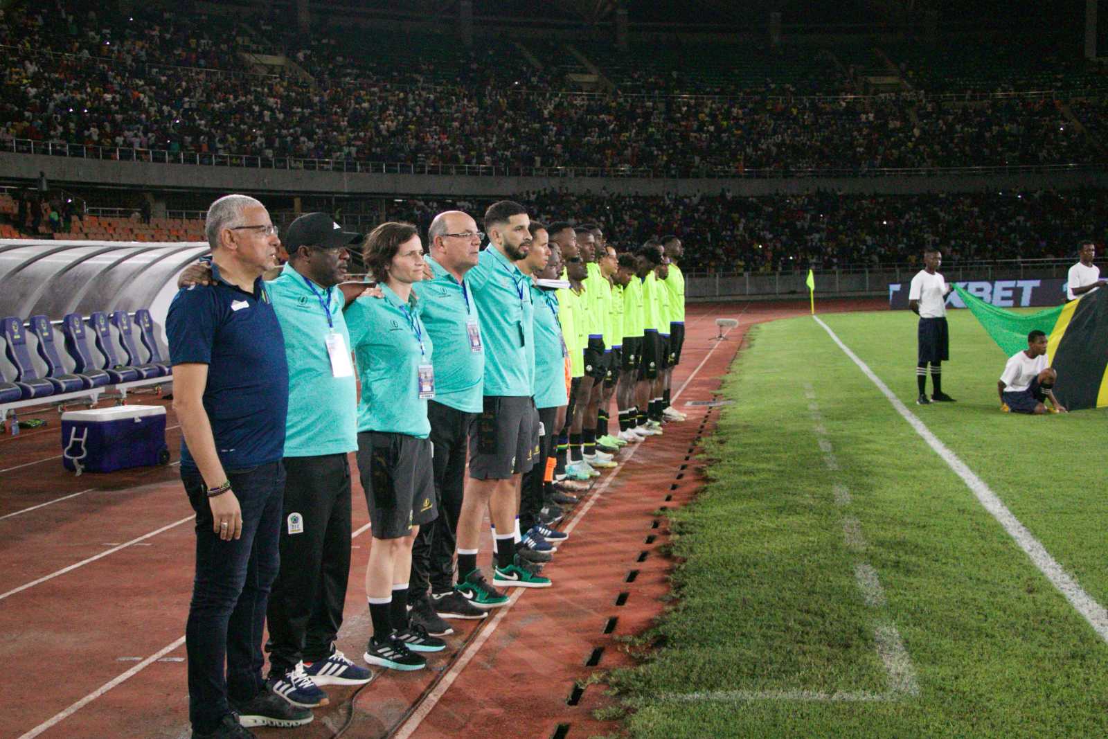 Das Trainerteam der tansanischen Nationalmannschaft der Männer beim Qualifikationsspiel für den Afrika-Cup.