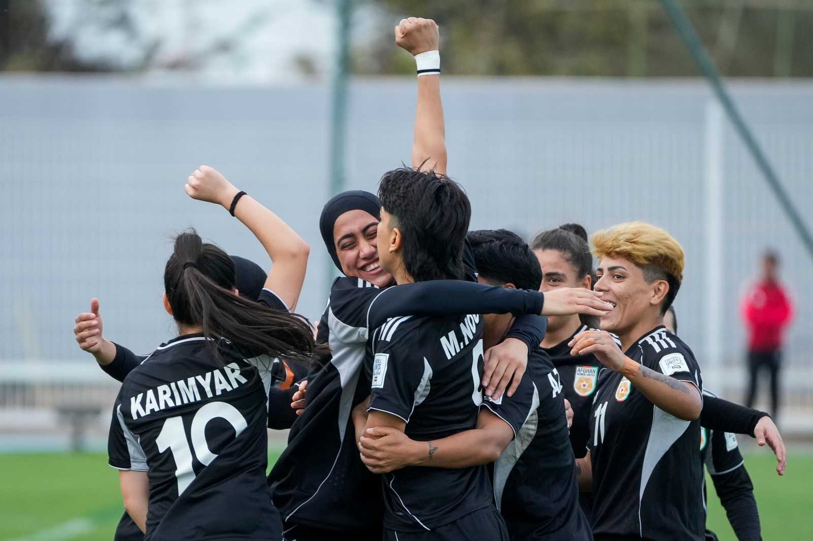 Spielerinnen des afghanischen Frauenteams bejubeln im Oktober 2025 ein Tor. Damals fungierte das Team noch unter dem Namen „Afghan Women United“. 