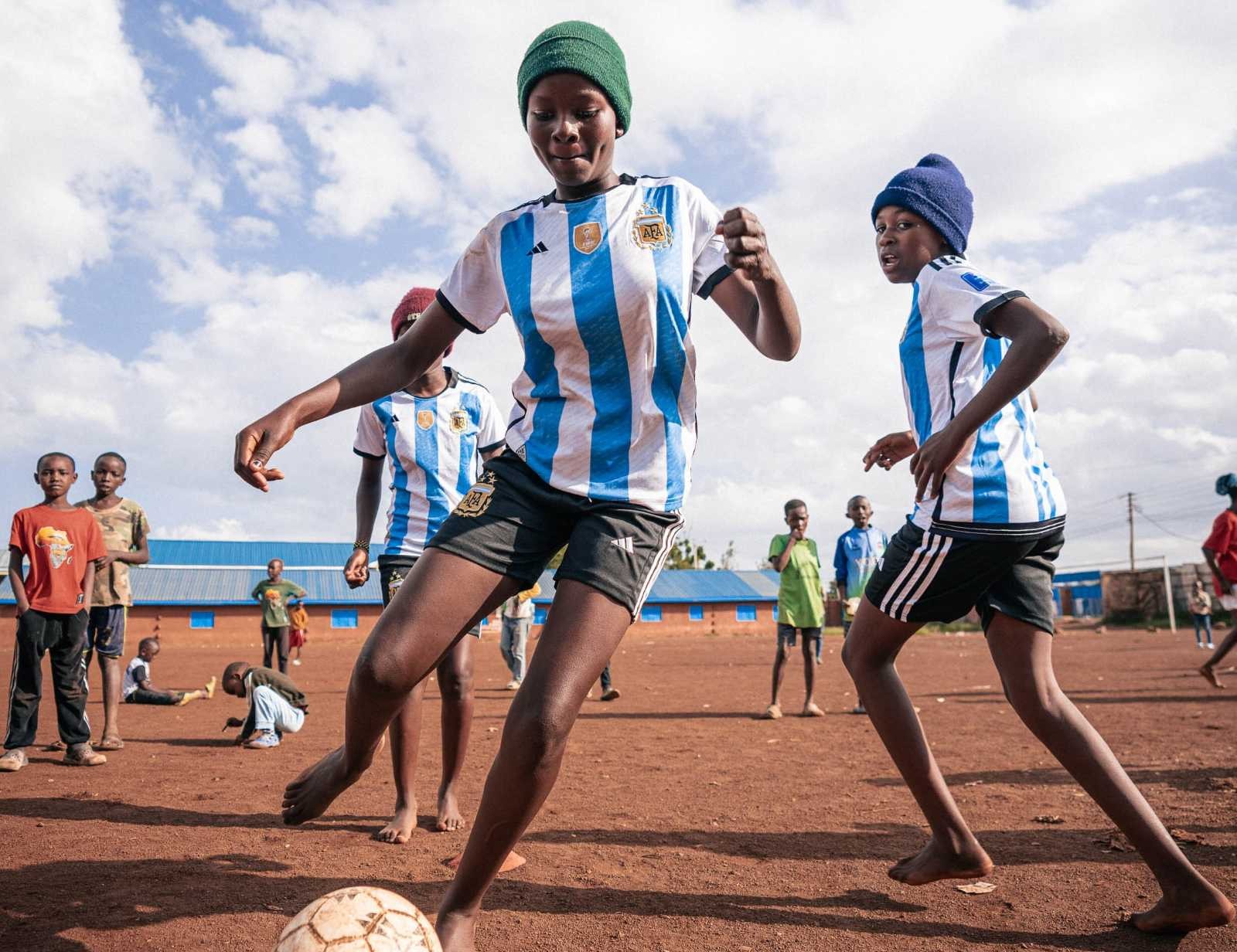 Für Jungs wie Mädchen auf der ganzen Welt bedeutet Fußball auch, Perspektiven zu haben.