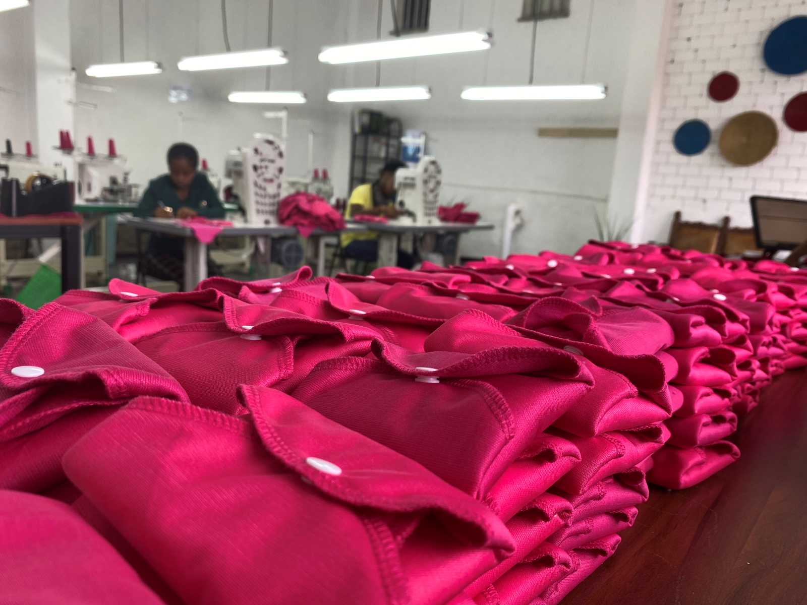 Mela for Her entwickelt und produziert wiederverwendbare Binden und Menstruationsunterwäsche.