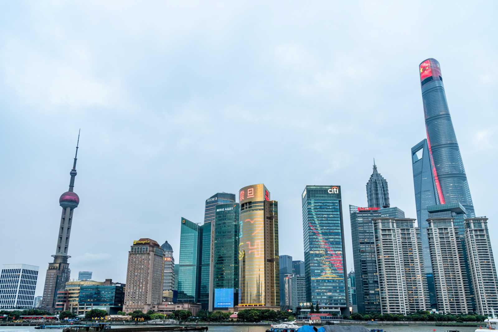 Blick auf den Lujiazui Financial District in Shanghai, China.
