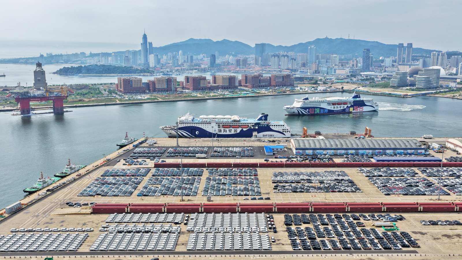 In China gefertigte Fahrzeuge warten in Yantai City in der Provinz Shandong darauf, auf Schiffe geladen und exportiert zu werden.