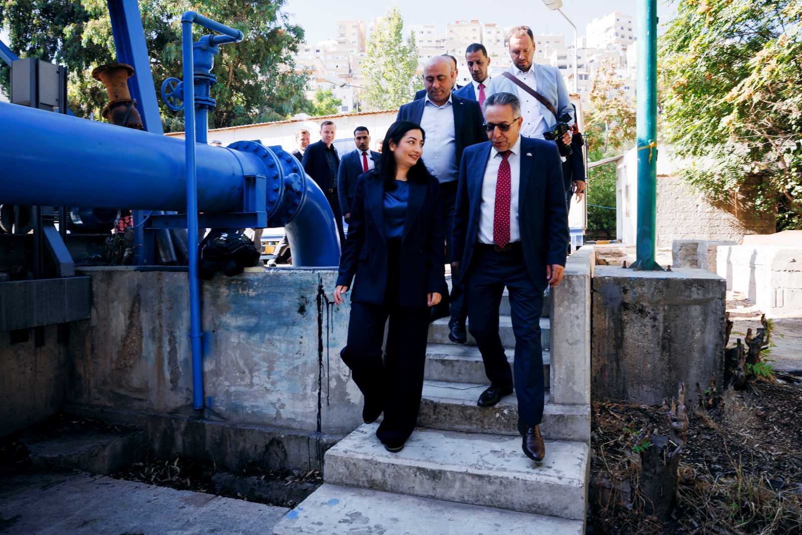 Entwicklungsministerin Reem Alabali Radovan besuchte 2025 gemeinsam mit Jihad Al-Mahamid, Staatssekretär im jordanischen Ministerium für Wasser und Bewässerung, die städtische Grundwasserquelle in Amman.