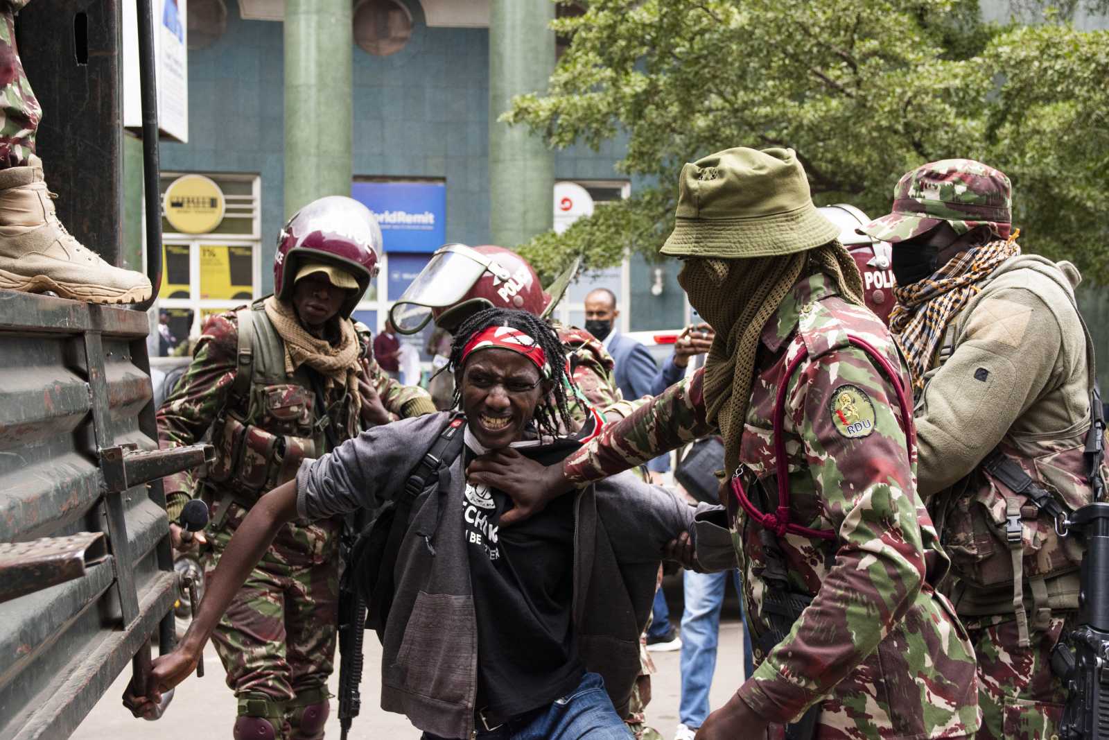 Ein junger Mann wird während der Proteste in Kenia im Jahr 2024 festgenommen.