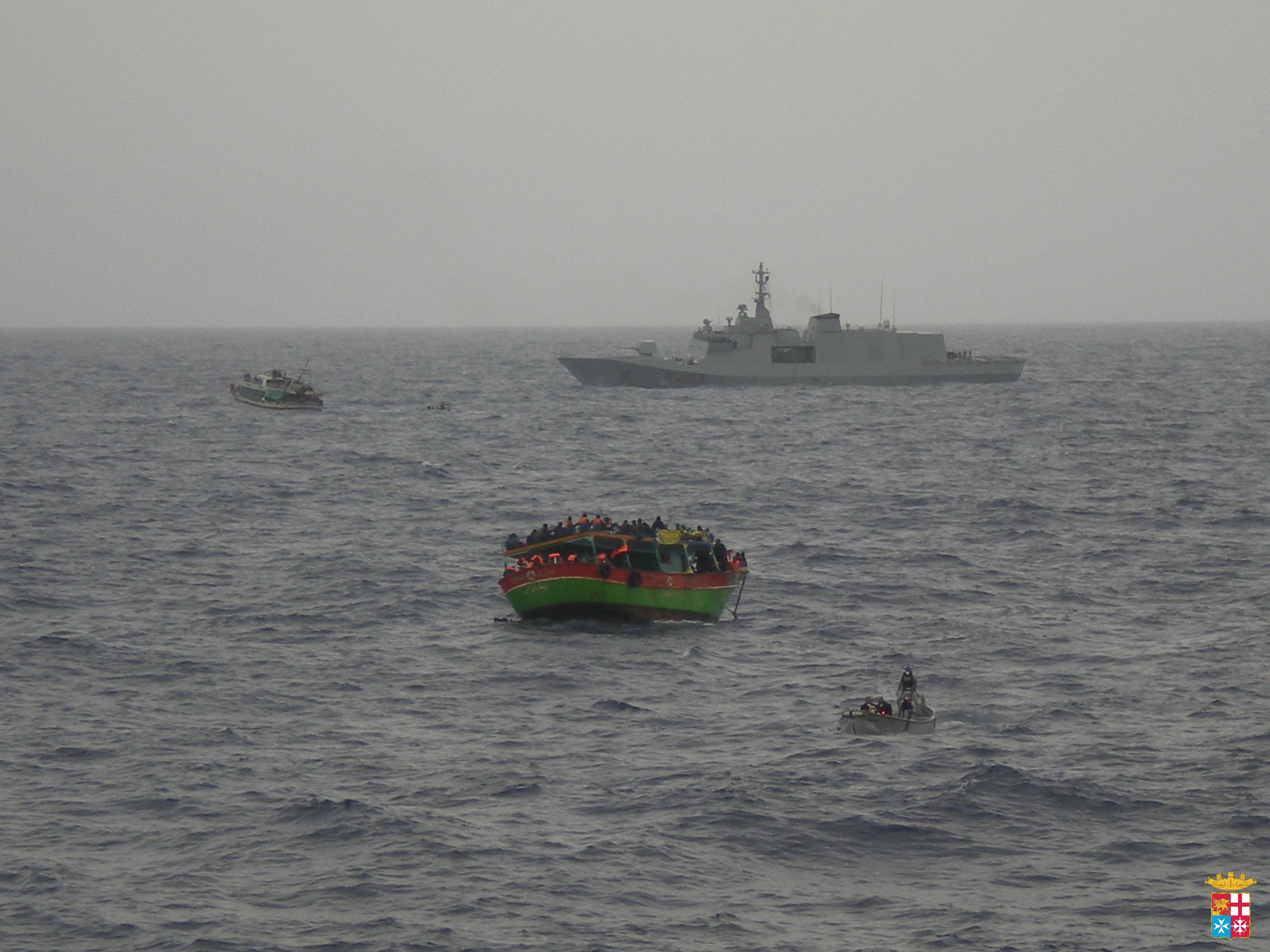 picture alliance/ROPI Die italienische Küstenwacht kommt Flüchtlingsboot vor der Küste Siziliens zu Hilfe.