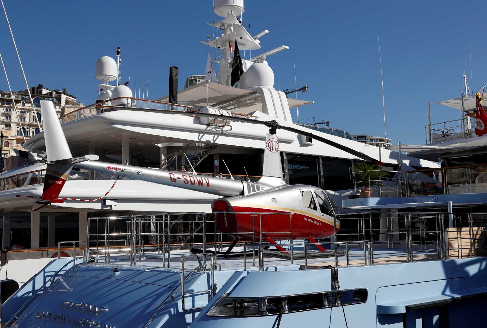 Helikopter auf Luxusyacht 2018 bei Bootsausstellung in Monaco.