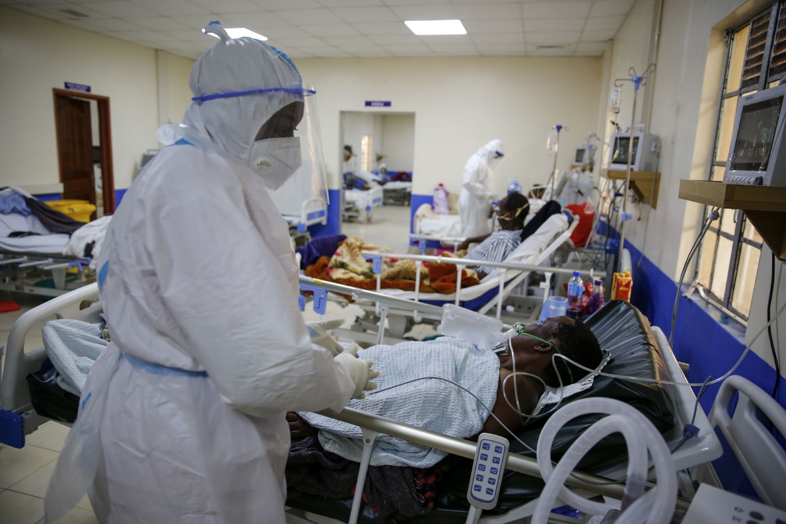 picture-alliance/ASSOCIATED PRESS/Brian Inganga Masks, face shields, protective suits and test kits are badly needed in Kenya’s hospitals.