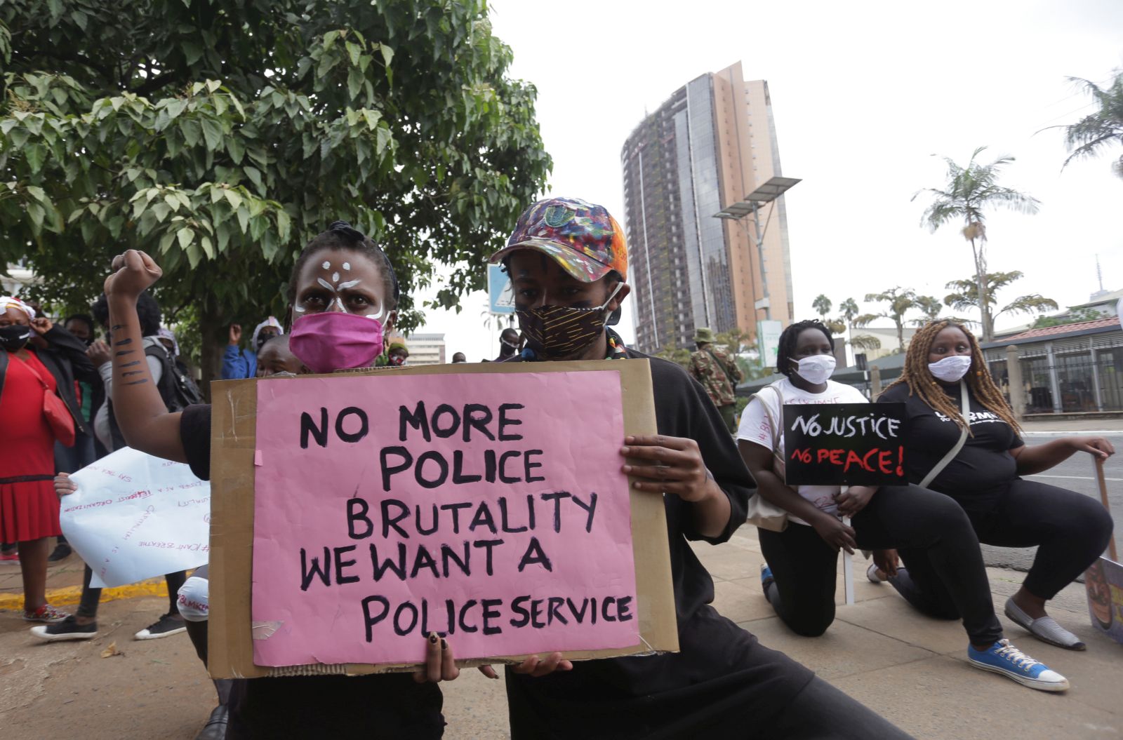 Bürger bringen ihre Wut über die mit Covid-19 zusammenhängenden Polizeimorde in Nairobi zum Ausdruck.