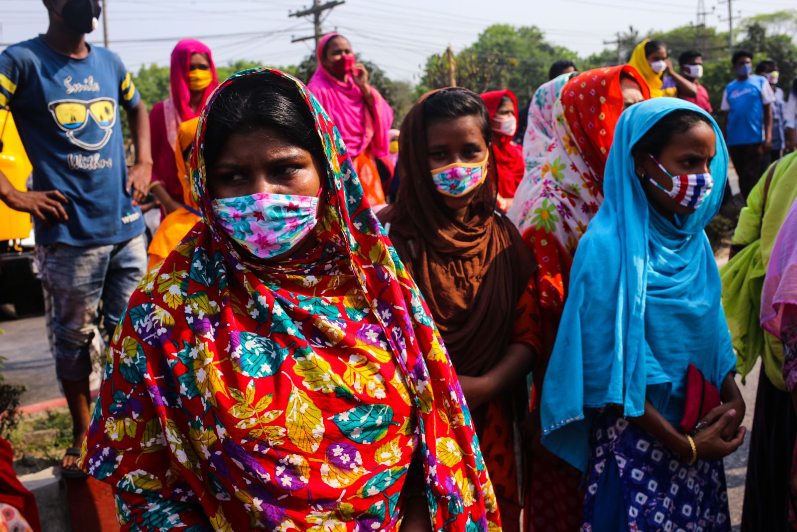 picture-alliance/Pacific Press Agency Mitarbeiterinnen einer Textilfabrik in Dhaka, der Hauptstadt Bangladeschs, wurden nach Betriebsschließung nach Hause geschickt.