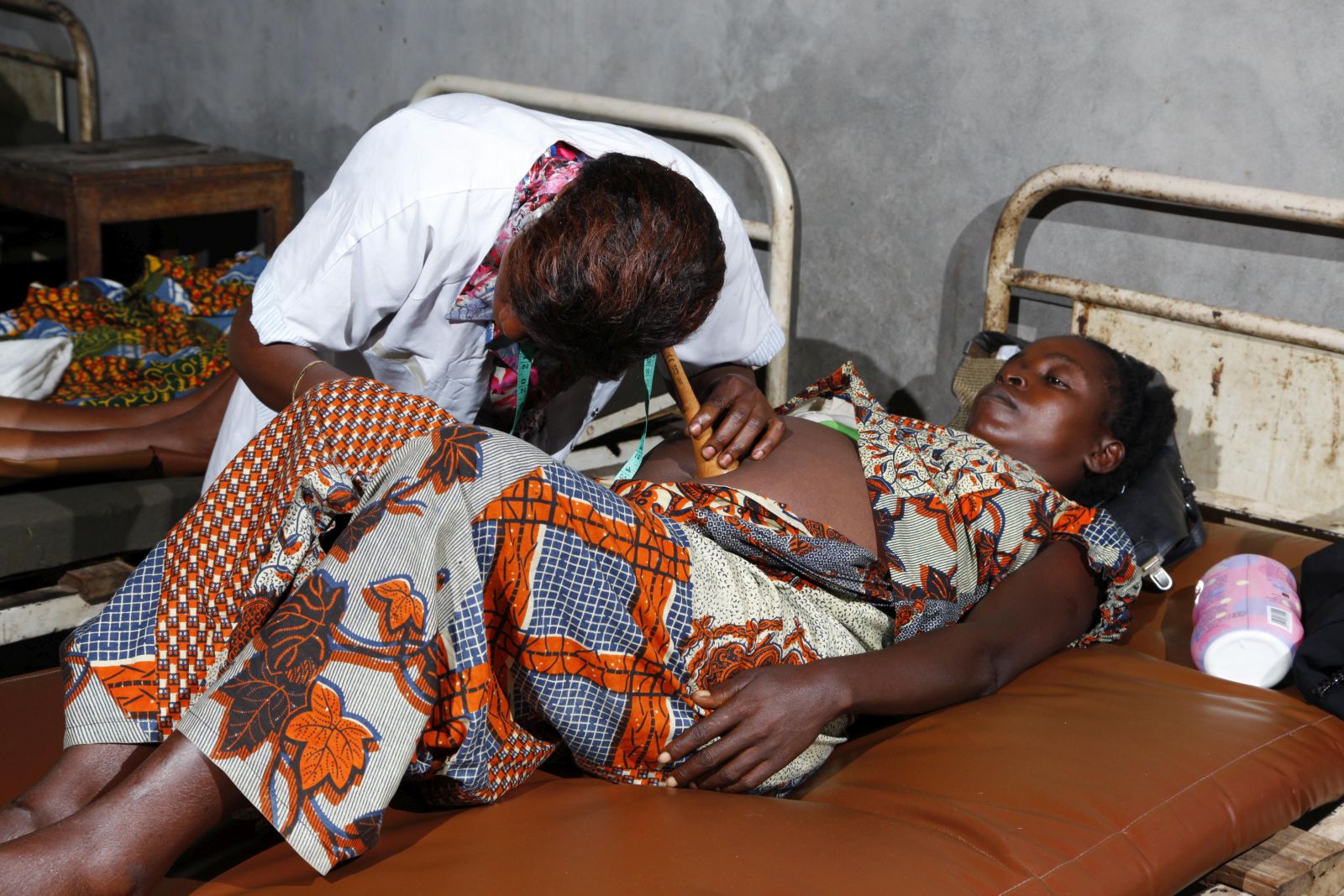 Unterfinanziertes Gesundheitswesen: Untersuchung einer Schwangeren in einem Krankenhaus in Kongo-Brazzaville Jahre vor der Pandemie.