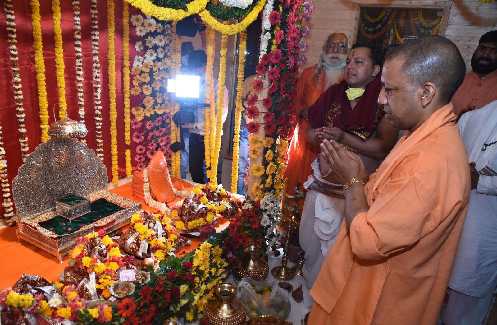 Amar Kumar/picture-alliance/AP Photo Yogi Adityanath, a BJP leader, observing a religious ceremony, not lockdown, on 25 March.