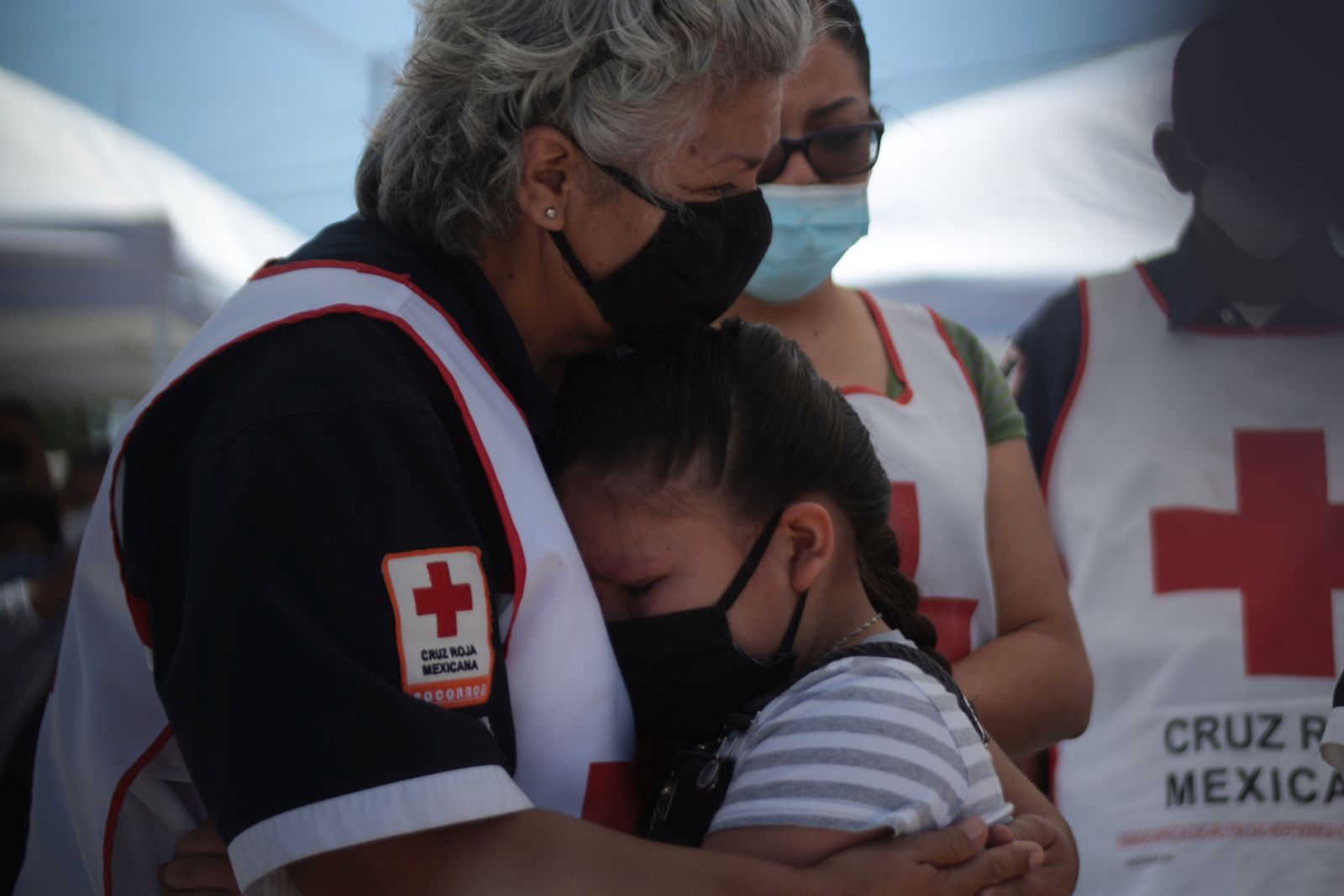 Mexiko braucht sein Pflegepersonal selbst – Rot-Kreuz-Mitarbeiterin bei der Beerdigung eines an Covid-19 verstorbenen Kollegen.