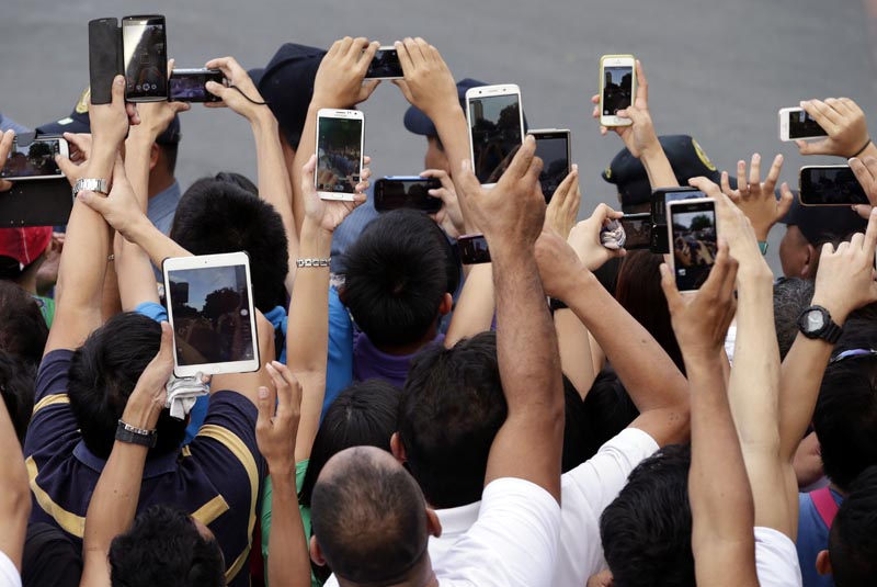 „Telekomunternehmen würden zu Spionen“: Nutzer von Smartphones und Tablet­computern halten sich bereit, um Papst Franziskus im Januar in Manila zu knipsen.
