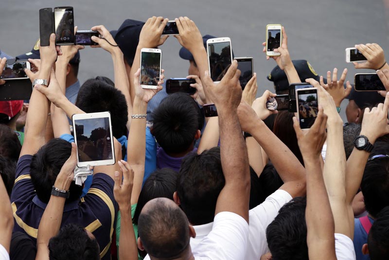 Bullit Marquez/AP Photo/picture-alliance „Telekomunternehmen würden zu Spionen“: Nutzer von Smartphones und Tabletcomputern halten sich bereit, um Papst Franziskus im Januar in Manila zu knipsen.