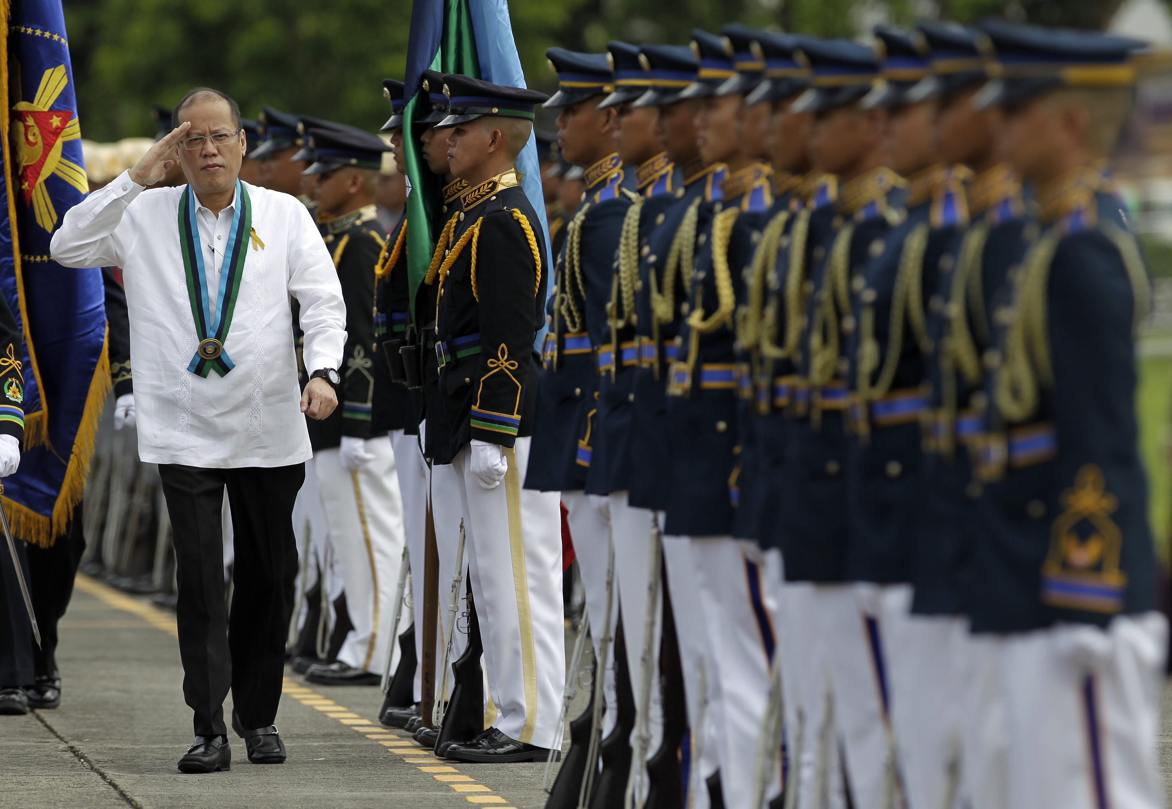 Richi B. Tongo/picture-alliance/dpa Präsident Benigno Aquino salutiert den Armed Forces of the Philippines in Manila.