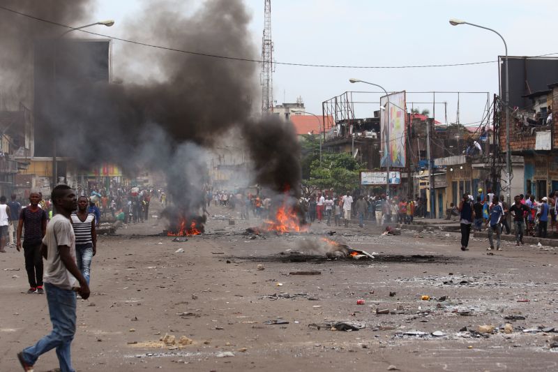 picture-alliance/AP Photo Gewaltsame Proteste gegen die Verschiebung der Präsidentschaftswahlen in Kinshasa.