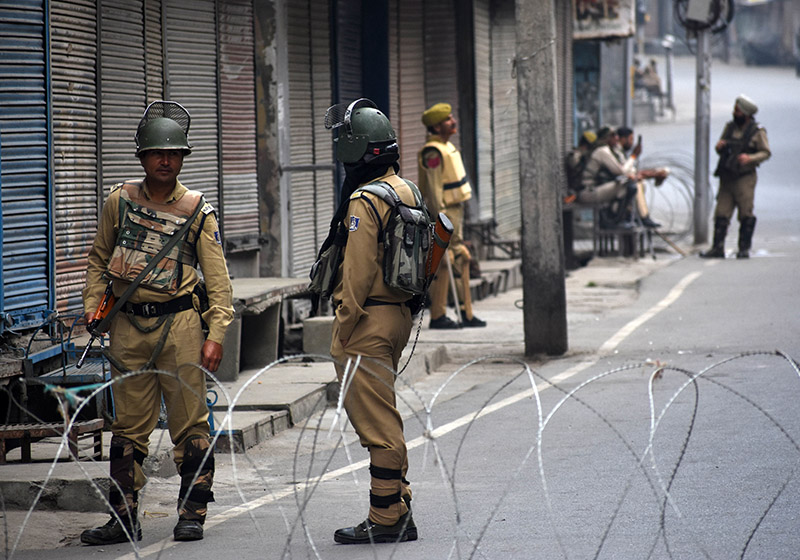 Faisal Khan/picture-alliance/ZUMA Press Troops mark daily life in Kashmir.