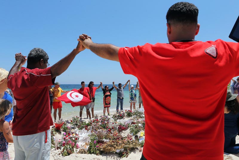 Messara/picture-alliance/dpa Gemeinsame Trauer am Strand von Sousse.