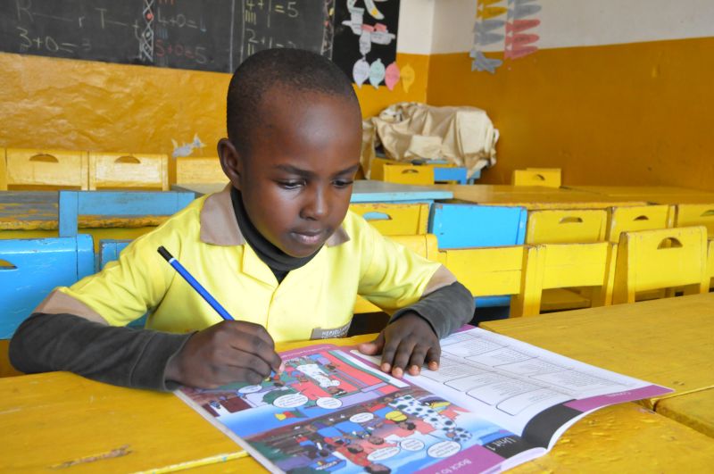 Kepseu/picture-alliance/africamediaonline Cameroon’s education system is dominated by the Francophone majority – sometimes to the detriment of pupils like six-year-old Nguewou Arthur, who is enrolled in the Anglophone section of his school in the capital Yaoundé.