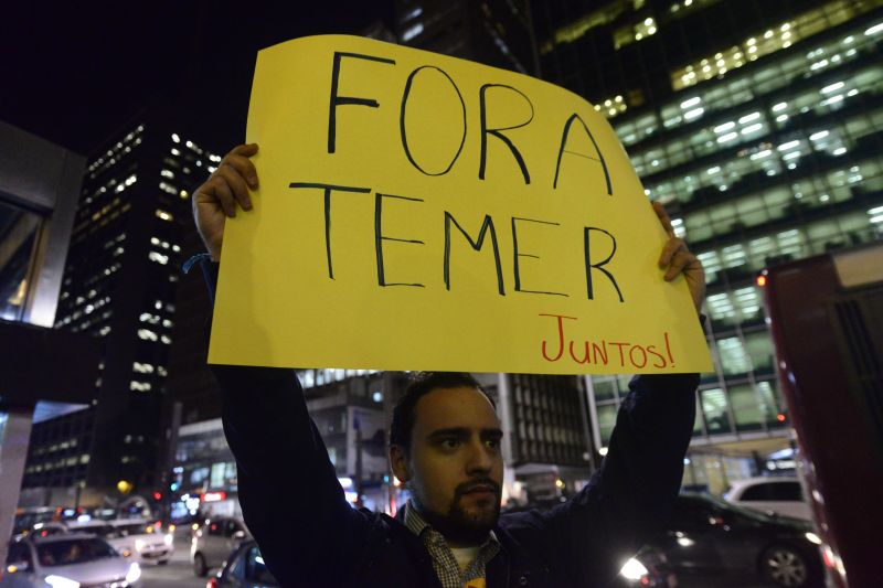 Cris Faga/picture-alliance/ZUMA Press „Temer raus“: Demonstrant in São Paulo im Juni.