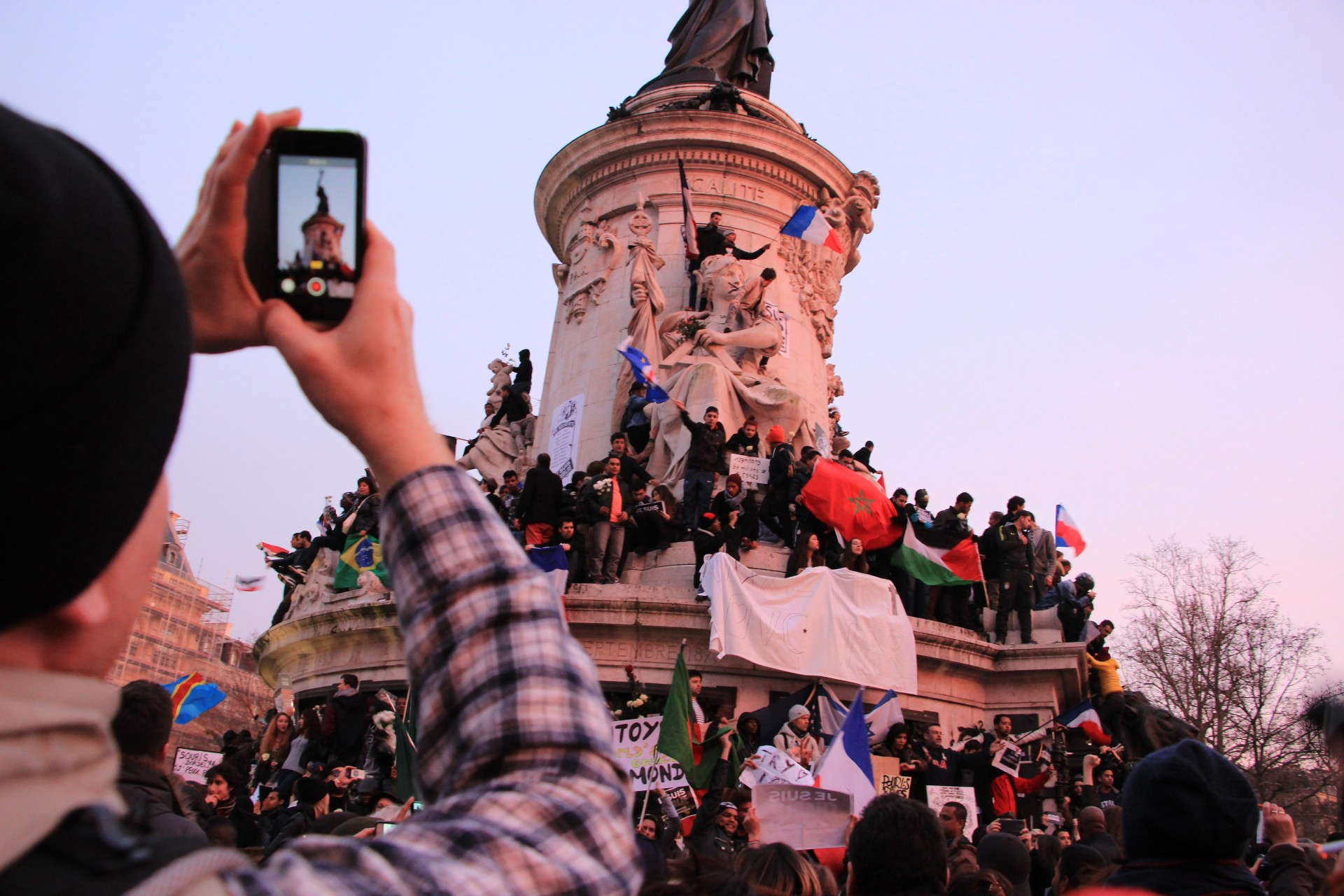picture-alliance/dpa Mehr als eine Million Menschen – darunter viele Muslime – bekannten sich in Paris am 11. Januar zu republikanischen Werten.