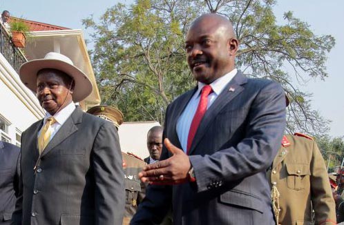 Ungeeignete Vorbilder: Ugandas Präsident Yoweri Museveni (mit Hut) und Burundis Präsident Pierre Nkurunziza in Bujumbura im Juli 2015.