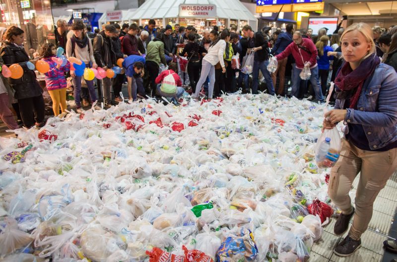 Rumpenhorst/picture-alliance/dpa Frankfurter Bürger begrüßen Flüchtlinge am Hauptbahnhof mit Proviantpaketen.