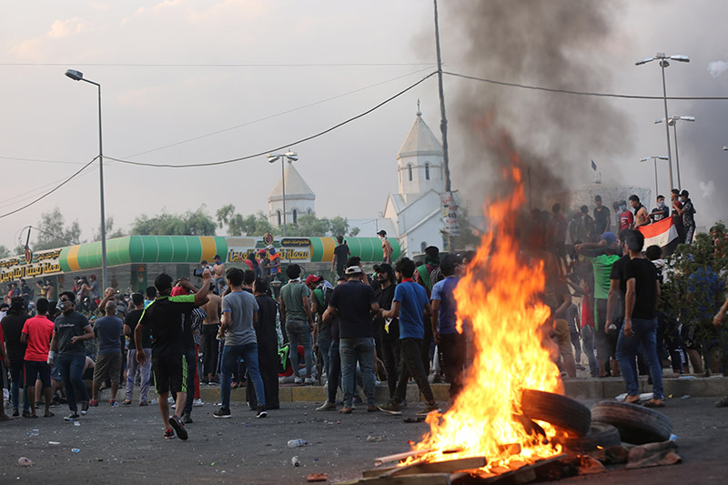 picture-alliance/Xinhua In Iraq, violent clashes erupted between protesters and security forces.