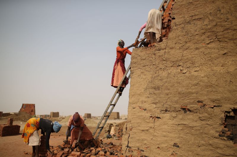 AA/picture-alliance Personnel from the International Criminal Court are not allowed to collect evidence in Sudan. Refugee women work in a brickyard in the conflict region of Darfur.