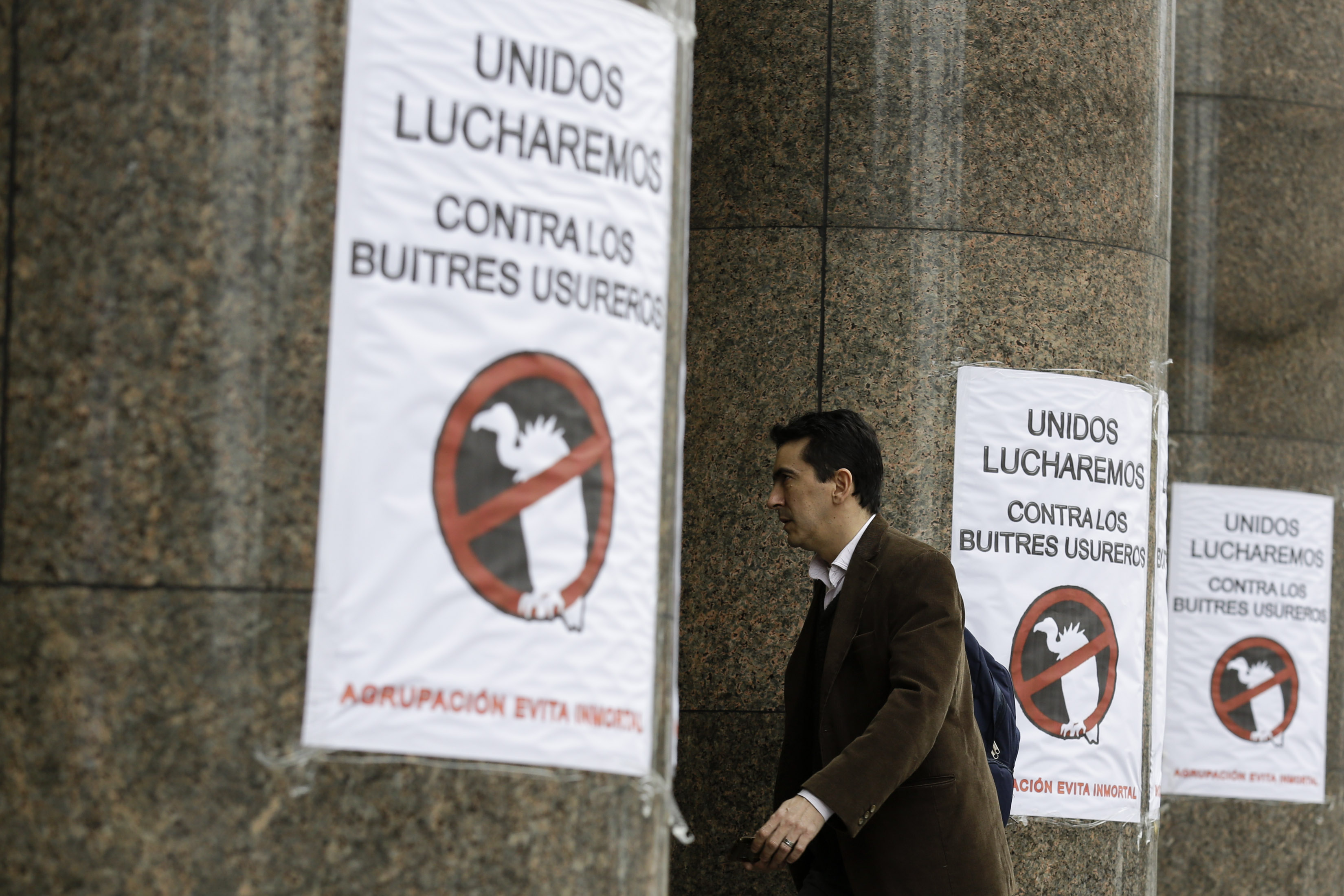 Regierungsplakate in Buenos Aires im Juli: “Zusammen kämpfen wir gegen die Wuchergeier”