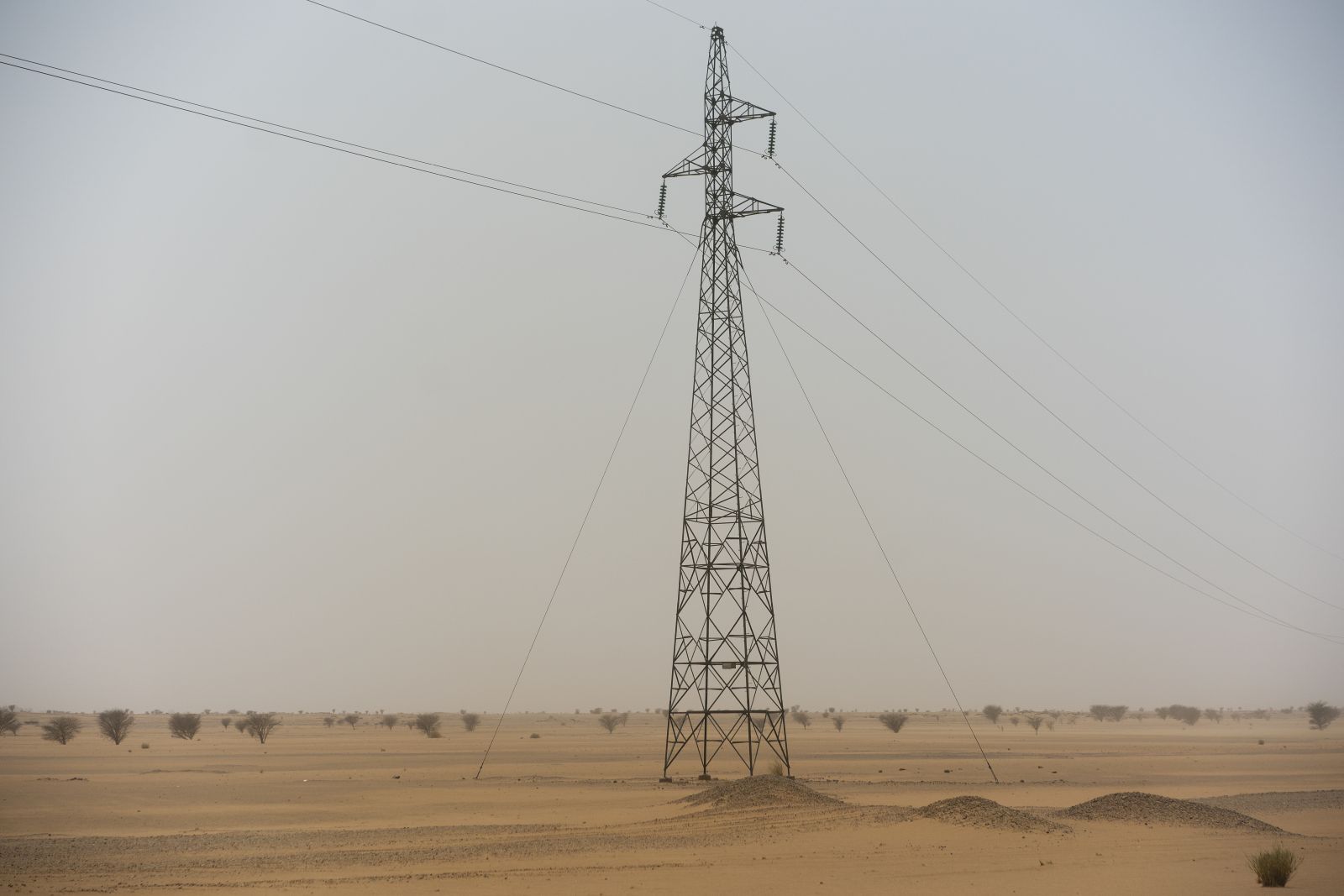 Wirtschaftliche Entwicklung braucht Infrastruktur: Strommast in der Sahara.