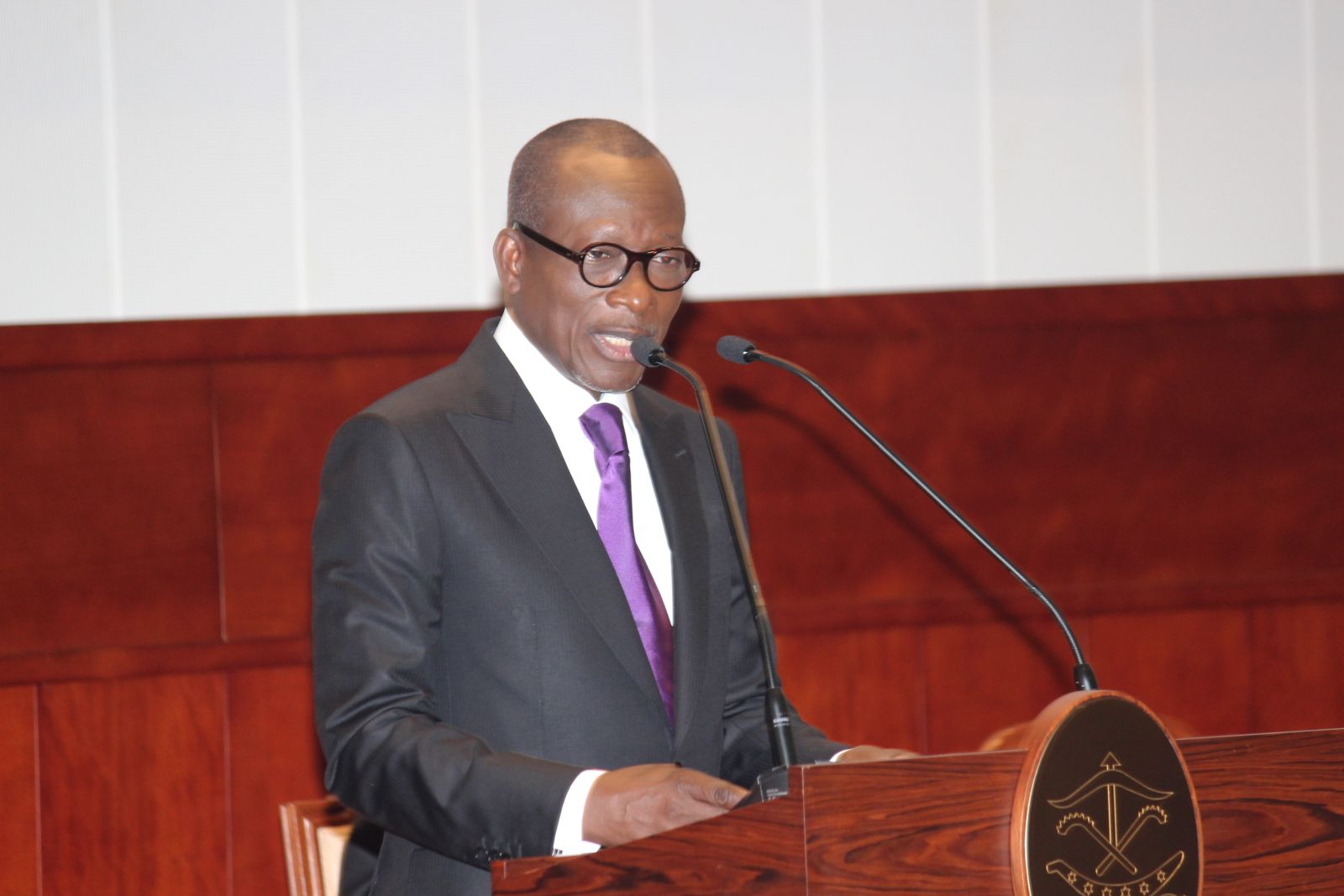 Seraphin Zounyekpe/picture-alliance/Photoshot Angeschlagene Legitimität: Präsident Patrice Talon 2019 bei einer Rede in Cotonou.