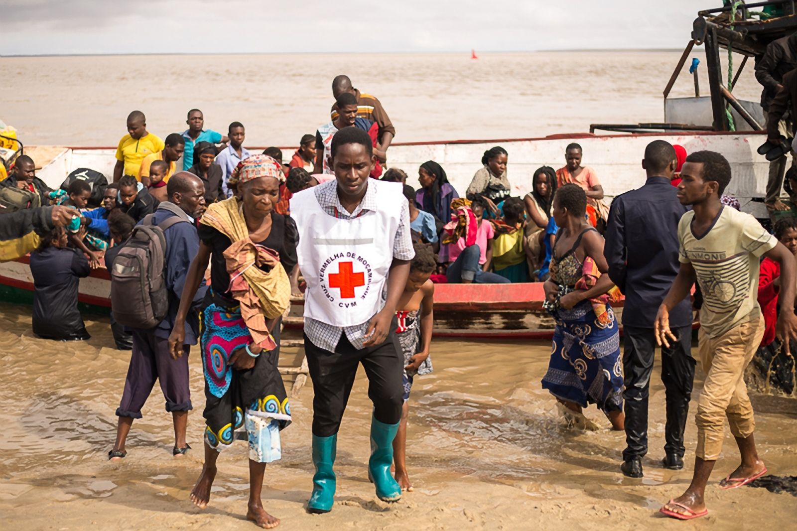 picture-alliance/ZUMA Press Cyclone Idai survivors rescued in boats to Beira, Mozambique, which had also been largely devastated.