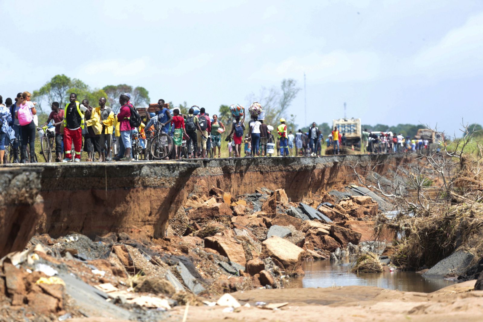 Durch Zyklon Idai zerstörte Straße in Nhamatanda, etwa 50 Kilometer entfernt von Beira.