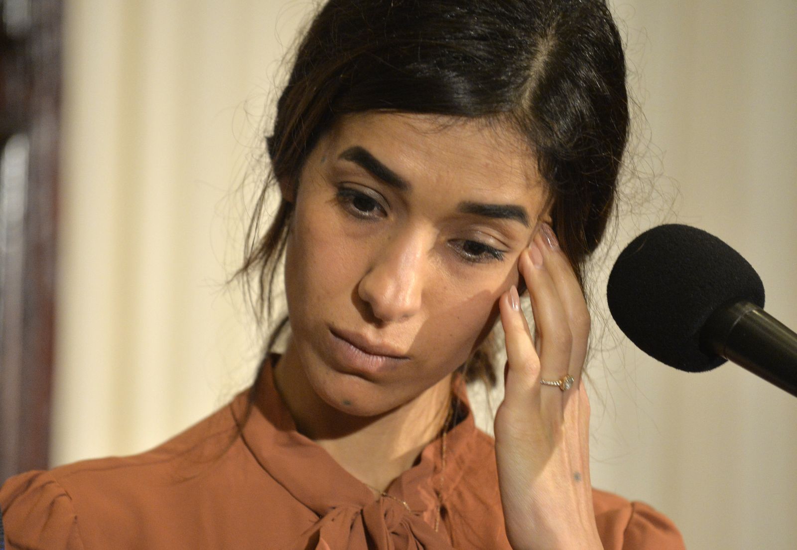 Mike Theiler/picture-alliance/newscom Nadia Murad bei einer Pressekonferenz in Washington im Oktober 2018.