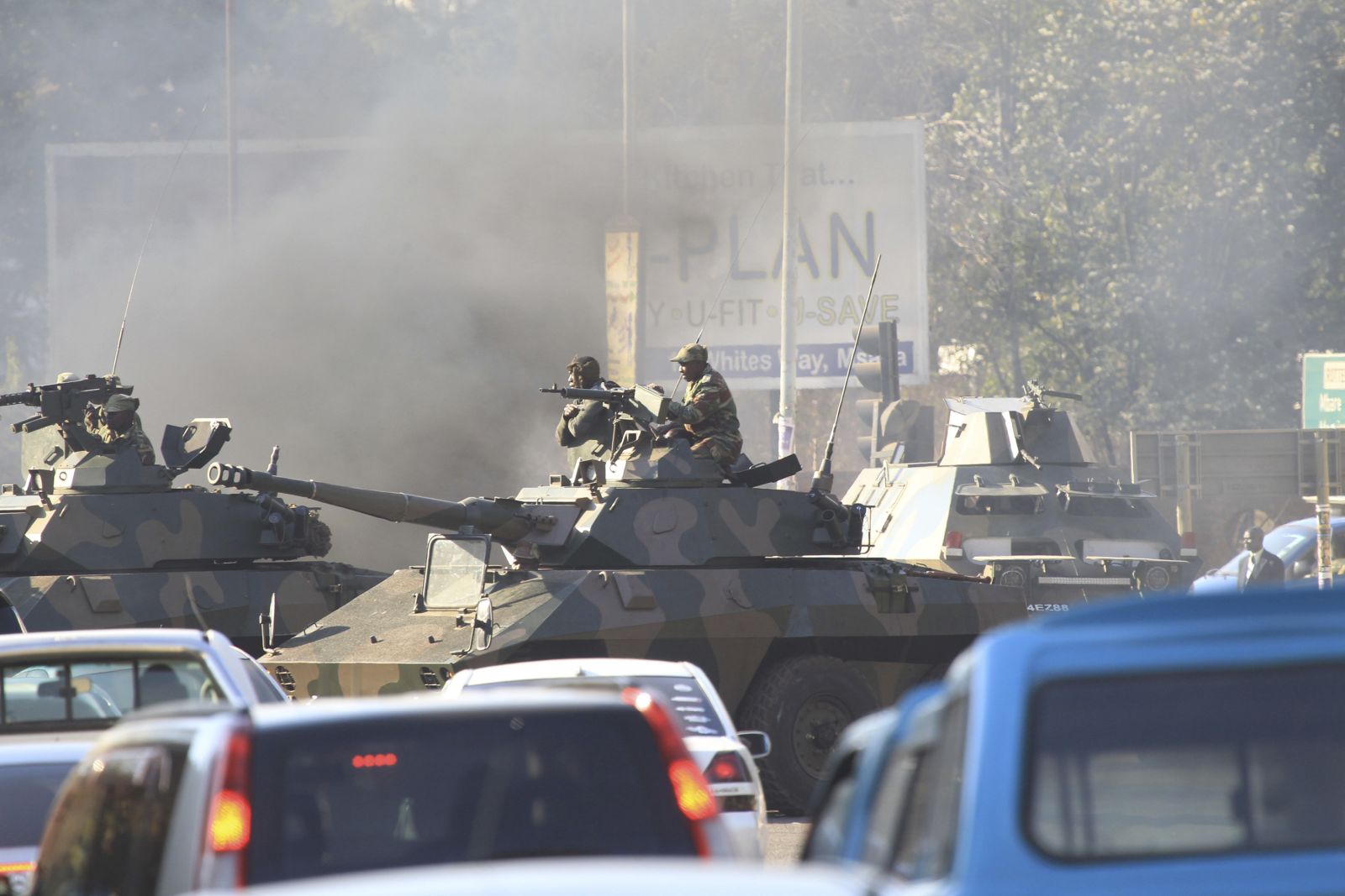 Tsvangirayi Mukwazhi/picture-alliance/AP Photo Panzer auf den Straßen von Harare am 1. August.