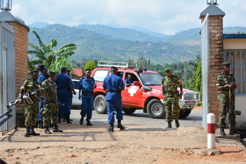 Burundische Sicherheitskräfte nach einem bewaffneten Überfall auf einen Regierungsberater.