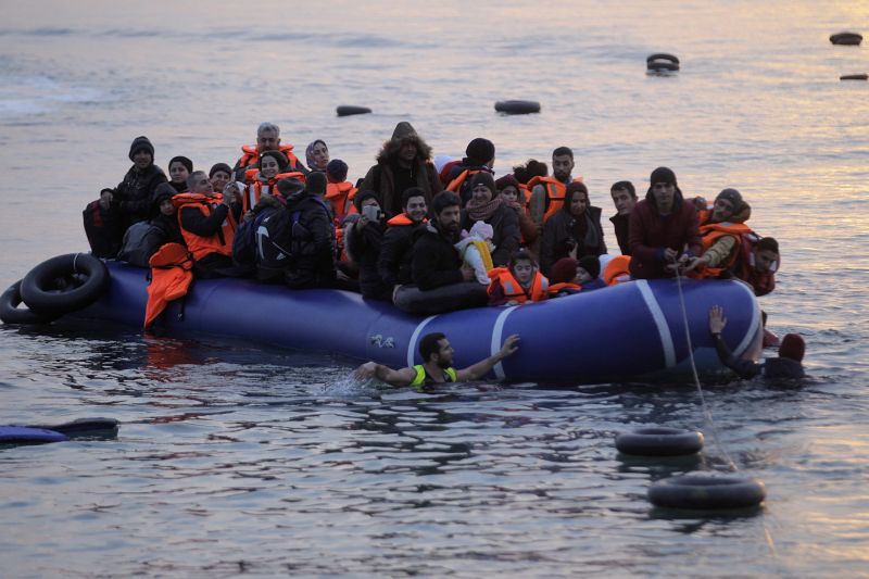 Panagiotou/picture-alliance/dpa Refugees reach the Greek island of Lesbos.