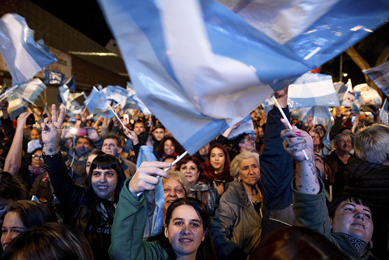 Cuesta/picture-alliance/AP Photo Anhänger von Alberto Fernández feiern seinen Sieg bei den Vorwahlen.